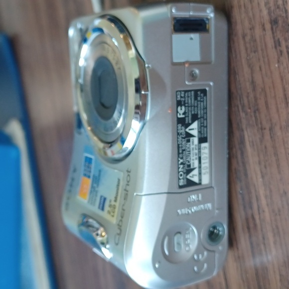 Sony Cyber-shot 4.1mp zoom carl zeiss digital camera with case - Picture 6 of 8